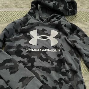 Under Armour size 14 hoodie. Excellent condition. Warm and soft.